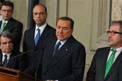 Italia entra en crisis al renunciar cinco ministros de Berlusconi