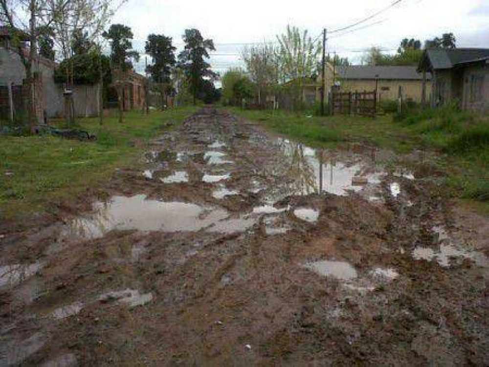Vecinos del barrio �El Solar� reclaman por el estado de las calles