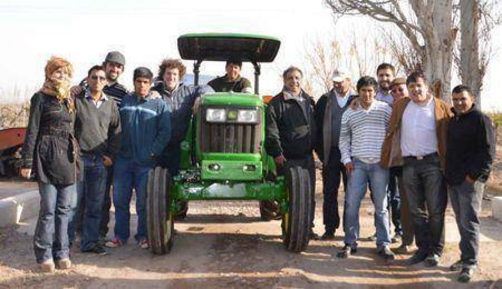Agroindustria entreg� un tractor a contratistas de vi�as asociados