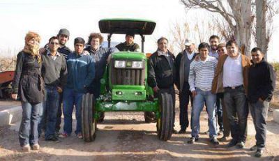 Agroindustria entreg� un tractor a contratistas de vi�as asociados