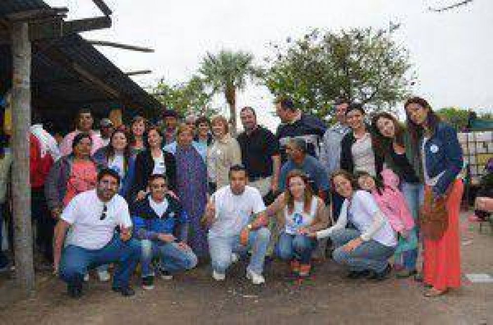 Candidatos de �Compromiso Formose�o� visitan los barrios
