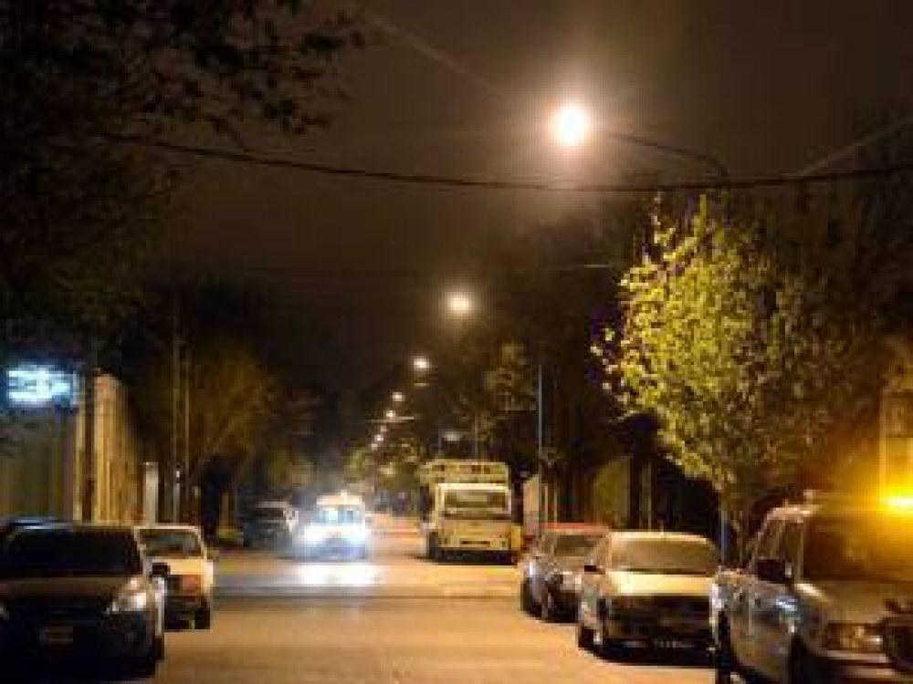 Tres barrios estrenaron m�s cuadras de alumbrado p�blico