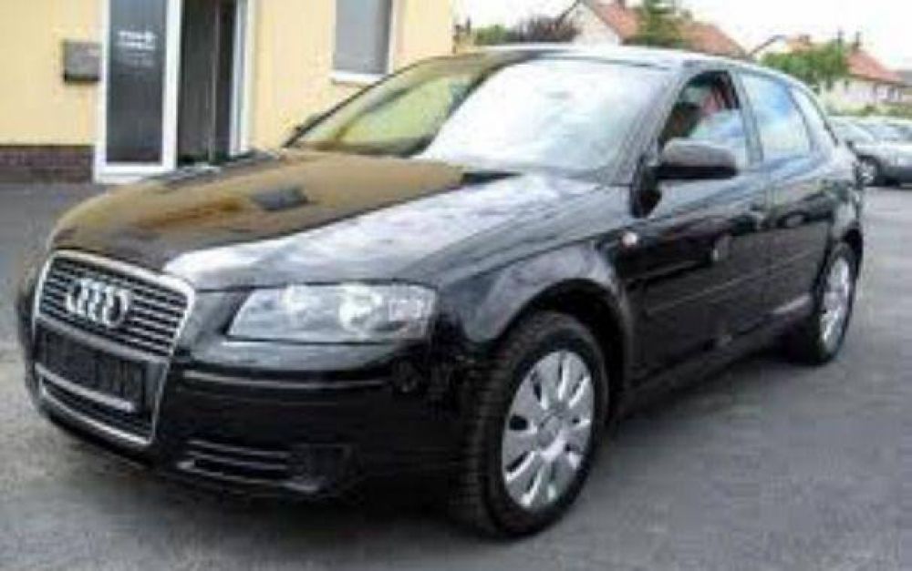 No pudieron robar un Audi y huyeron con el crique: detenidos