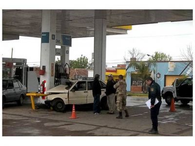 Por cent�metros no choc� con un surtidor