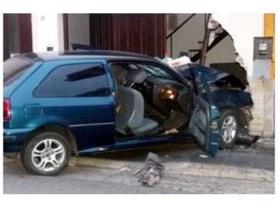 Un auto se incrust� en un garage, destruy� un gabinete y produjo p�rdida de gas