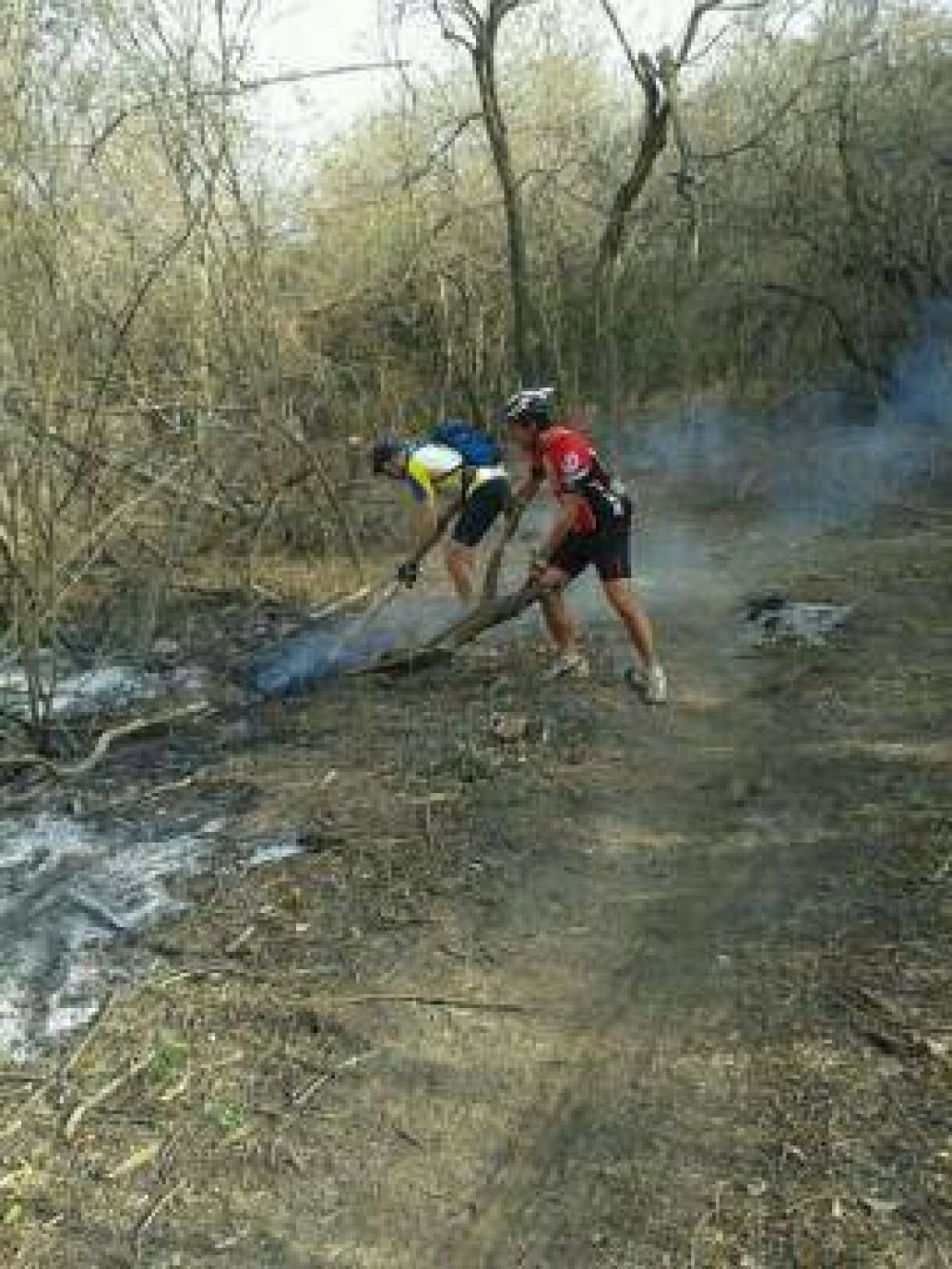 Bikers evitaron que se propagara un incendio presuntamente intencional