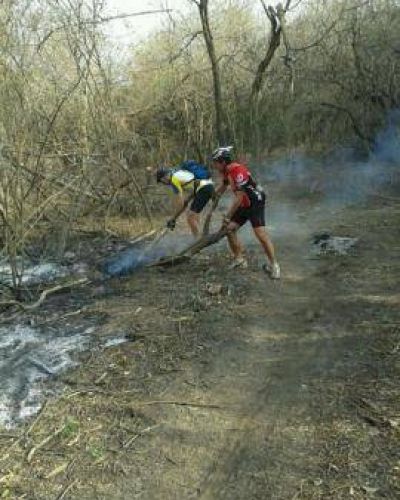 Bikers evitaron que se propagara un incendio presuntamente intencional