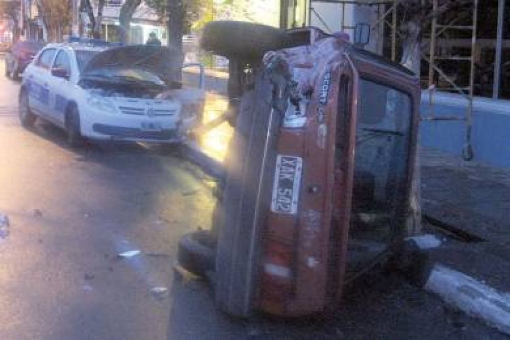 M�ltiple accidente provocado por patrullero en pleno centro de Trelew