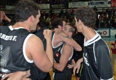 Leandro Mateo le regal� un triunfo hist�rico a Estudiantes