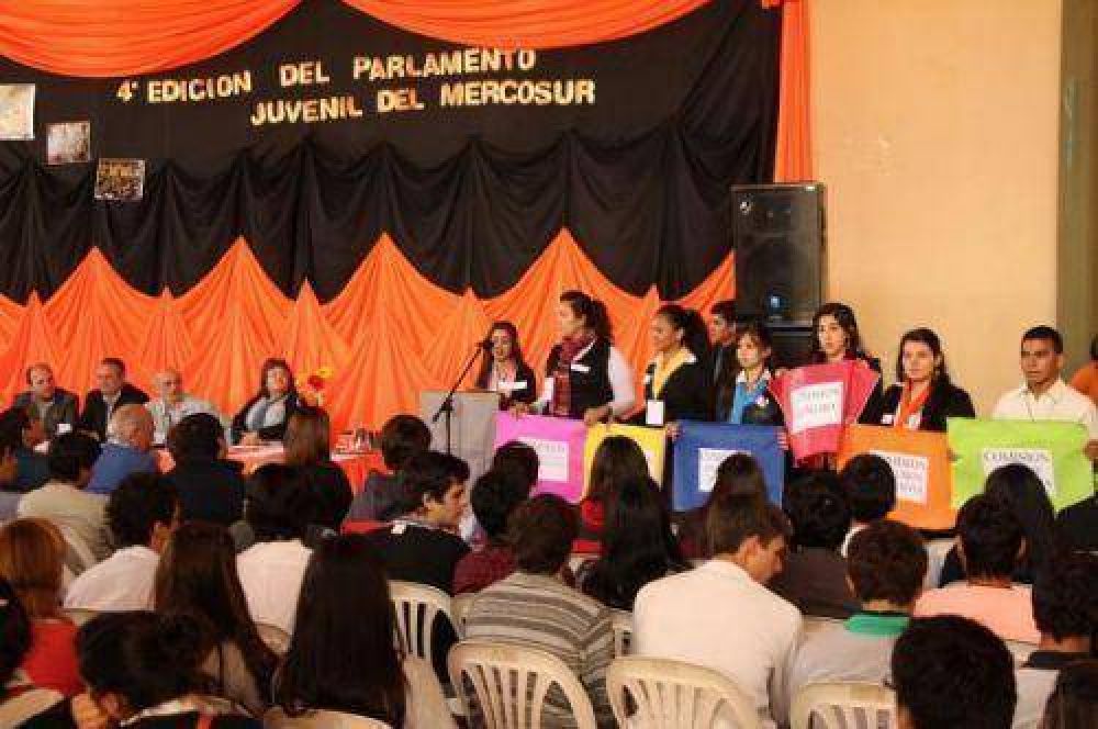 J�venes debatieron sobre la �Escuela que Queremos� en el Parlamento Estudiantil del Mercosur 