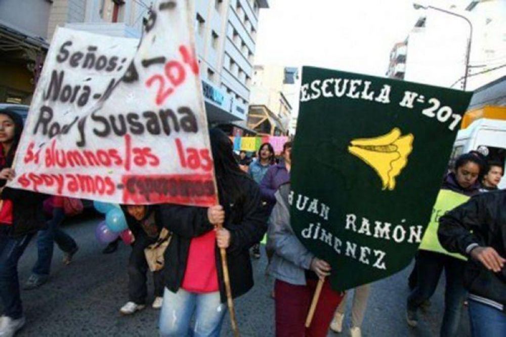 Marcharon en apoyo a las docentes de la escuela 201