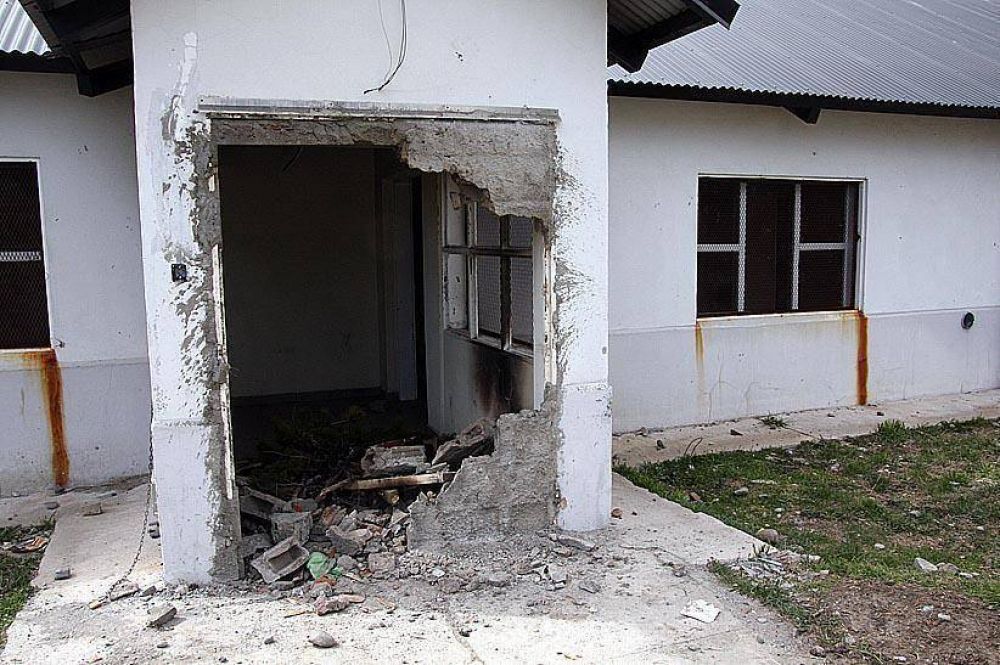 V�ndalos incendiaron un remise en el Alto