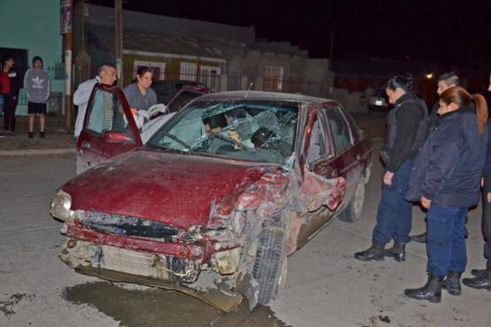 Un herido tras chocar un auto estacionado