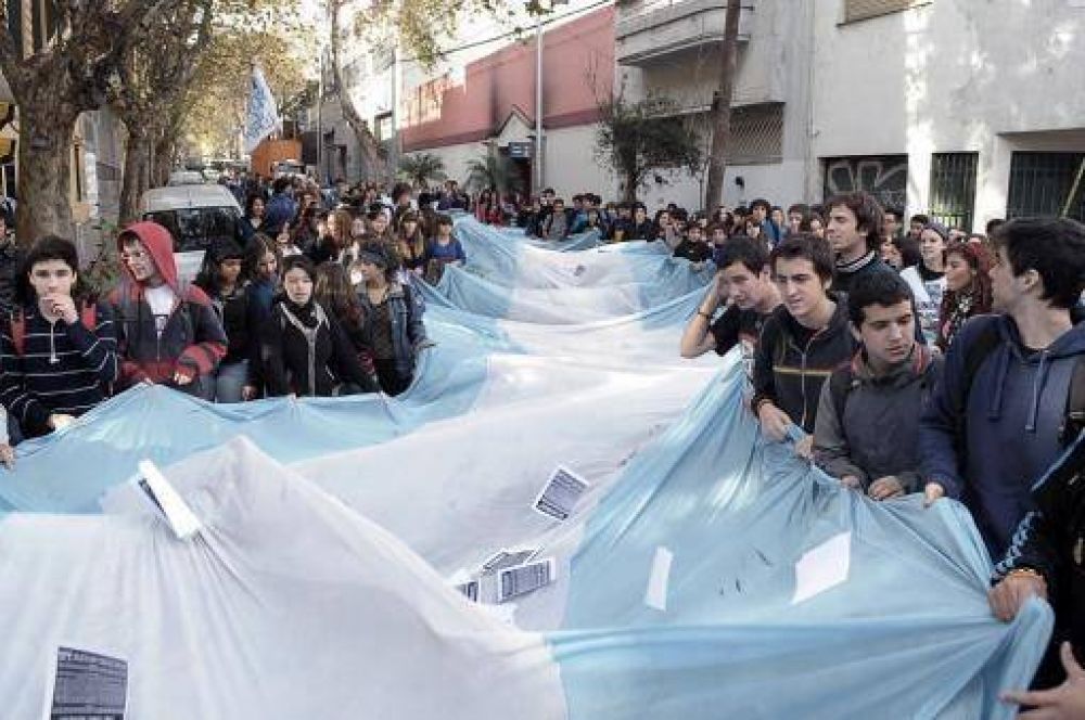 Las tomas se mantienen en siete escuelas porte�as