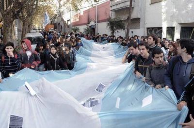 Las tomas se mantienen en siete escuelas porte�as