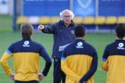 Carlos Bianchi, preocupado por las lesiones: "Cada 90 minutos hay que cambiar la defensa"