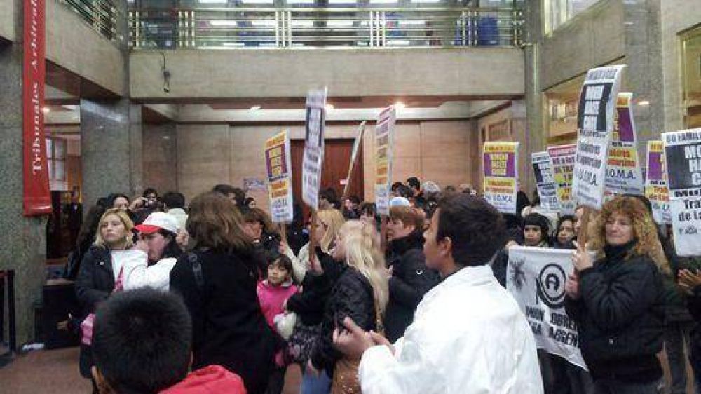 Una protesta de trabajadores ocup� el hall de la Secretar�a de Moreno