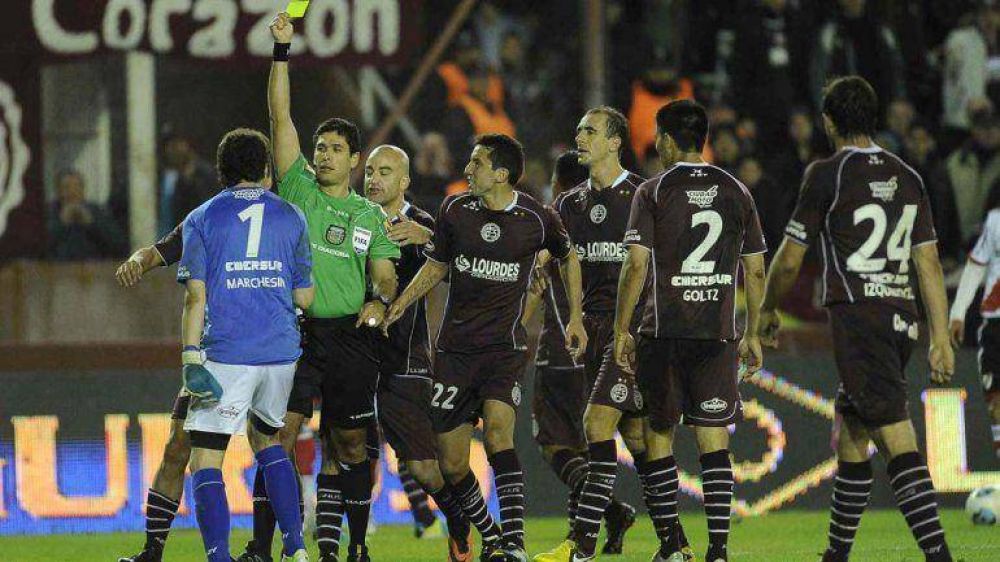 Un jugador de Lan�s afirm� que el �rbitro "casi grita un gol de River"