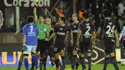 Un jugador de Lan�s afirm� que el �rbitro "casi grita un gol de River"