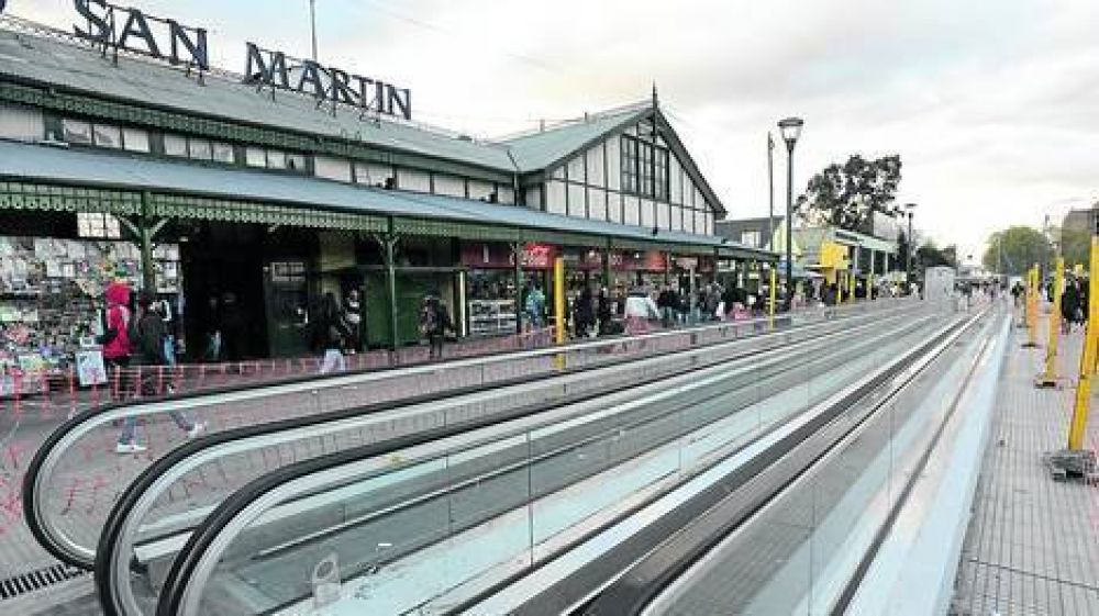 Estrenan la nueva cara de Retiro con una cinta transportadora y un puente peatonal