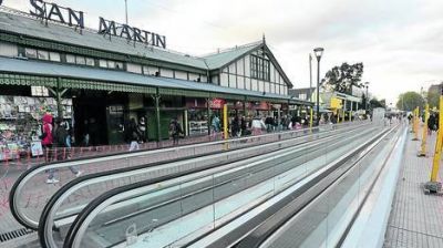 Estrenan la nueva cara de Retiro con una cinta transportadora y un puente peatonal