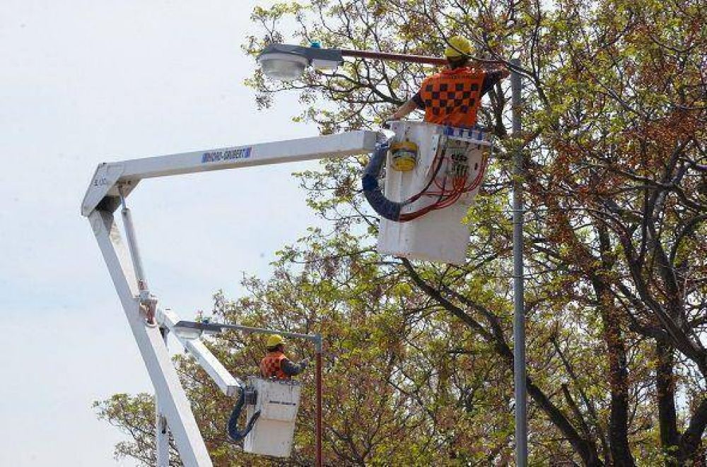 Katopodis supervis� la colocaci�n de nuevas luminarias en Ruta 8
