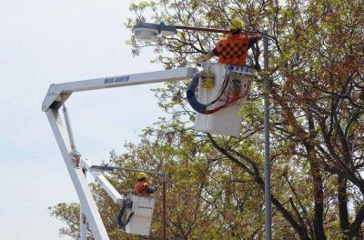 Katopodis supervis� la colocaci�n de nuevas luminarias en Ruta 8