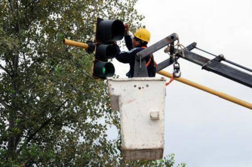 Trabajan para solucionar problemas en los sem�foros arreglo semaforo