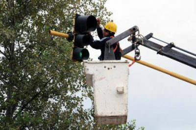 Trabajan para solucionar problemas en los sem�foros arreglo semaforo