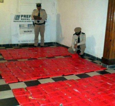 Hallan oculta en el monte media tonelada de droga