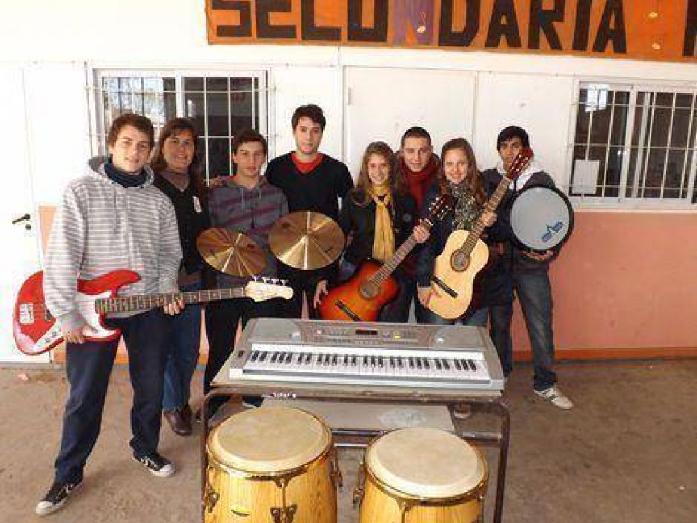 Se entregaron instrumentos musicales a la Secundaria 8 