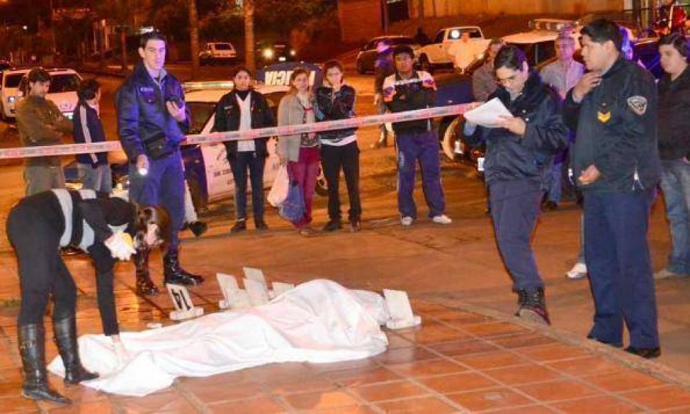 Patota mat� a golpes a supuesto ladr�n frente a una pizzer�a