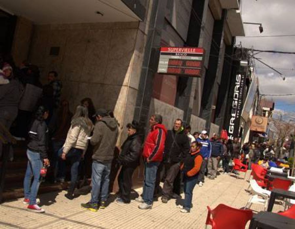 La mitad de los empleados p�blicos cobraron los cr�ditos