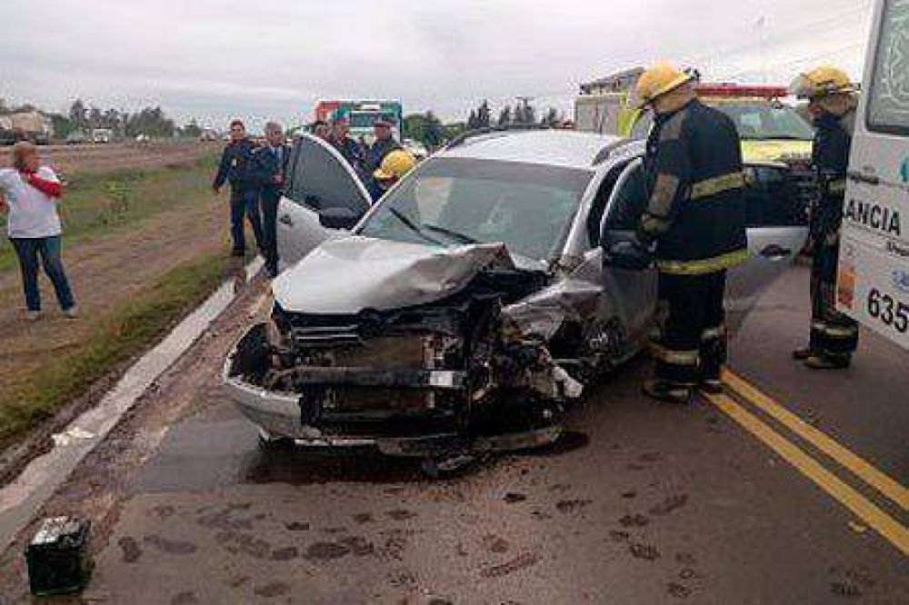 Conductor atrapado luego de un choque en el acceso a Puerto Tirol