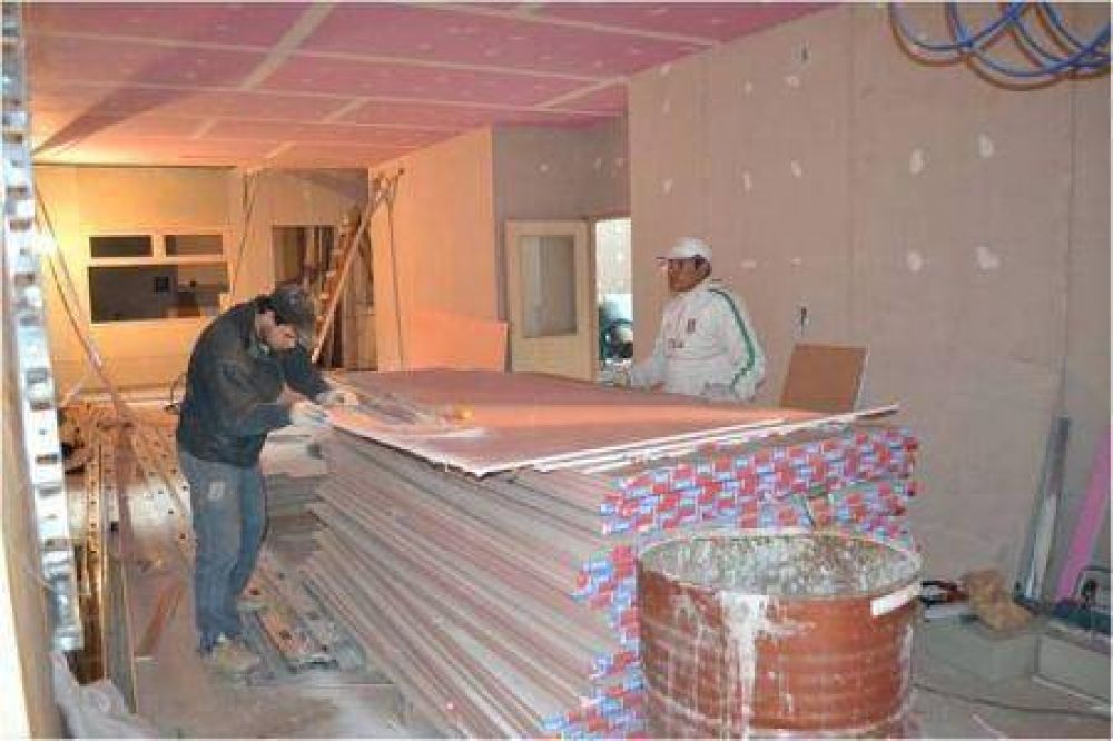 R�os verific� avances de la obra del ex Banco Santa Cruz