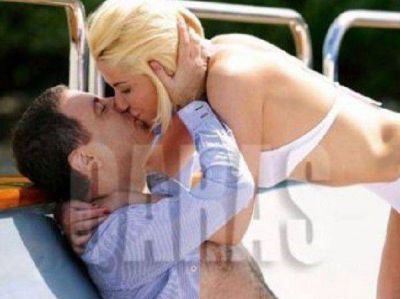 La rom�ntica foto de Doman con su novia en un yate