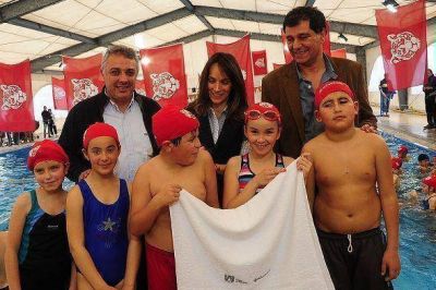 Tigre: Chicos de cuarto grado comienzan a practicar nataci�n