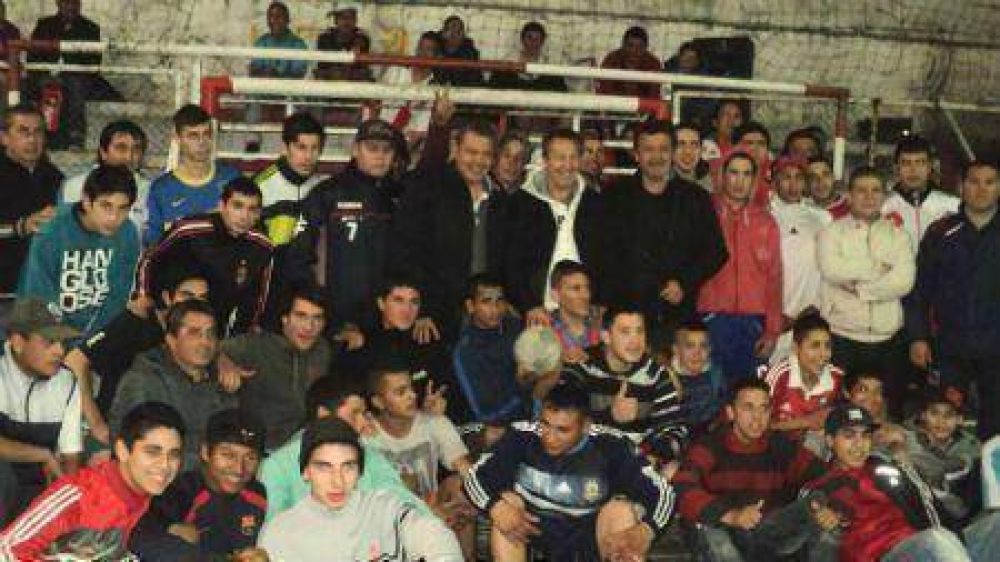 Con �el Chino� Tapia, el equipo de Gustavo Aguilera realiz� una Cl�nica de F�tbol para j�venes
