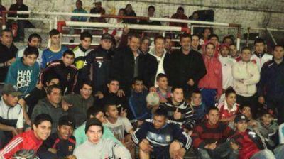 Con �el Chino� Tapia, el equipo de Gustavo Aguilera realiz� una Cl�nica de F�tbol para j�venes