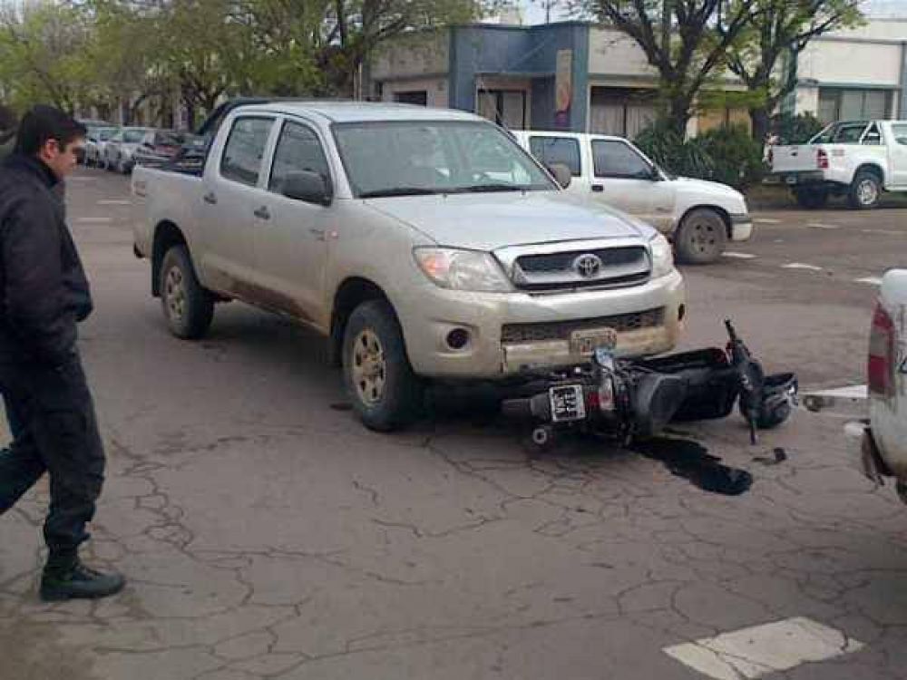 Choque entre moto y camioneta: un lesionado