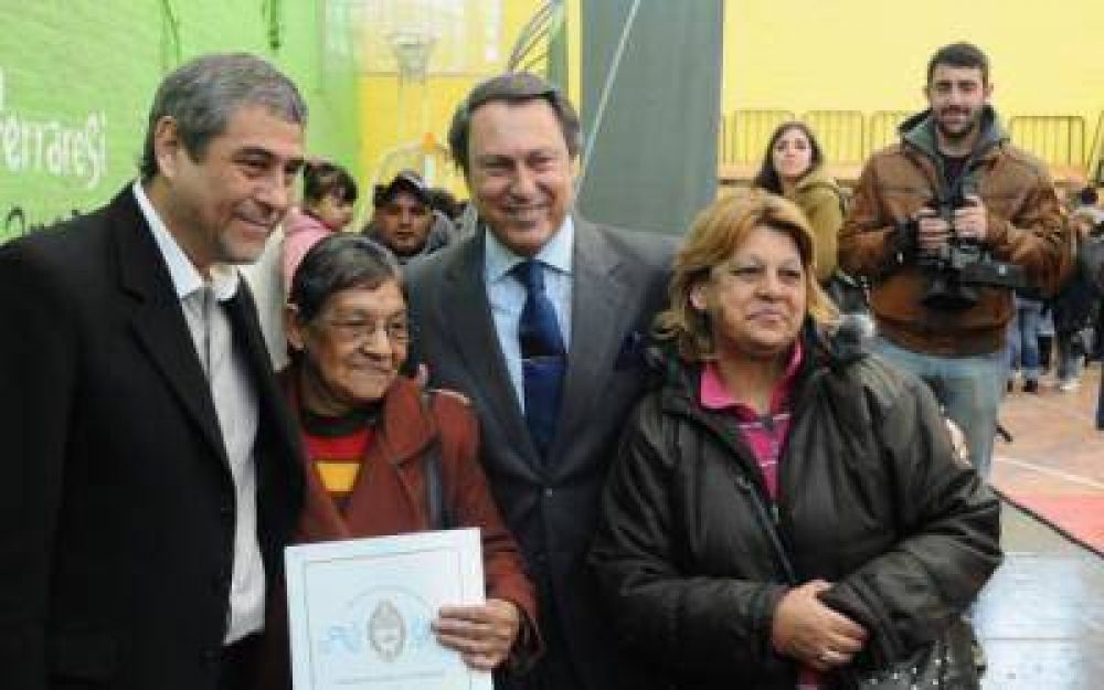 Avellaneda: Ferraresi y Casal entregaron escrituras sociales