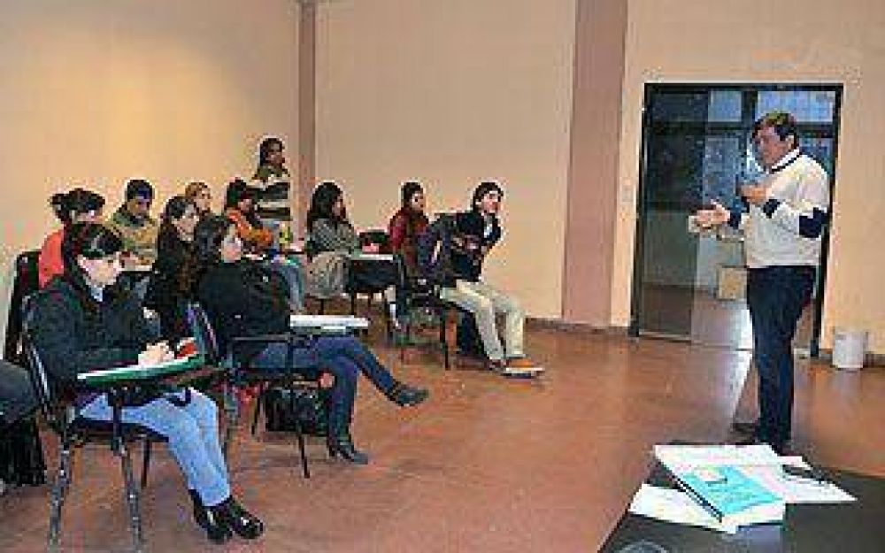 Mariotto disert� sobre medios en la Universidad de Lomas