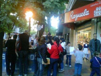 Una tradicional librer�a c�ntrica tir� libros a un contenedor y la gente se aglomer� para llev�rselos