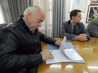 Regueiro firm� contratos por nueva planta de tratamiento de residuos cloacales