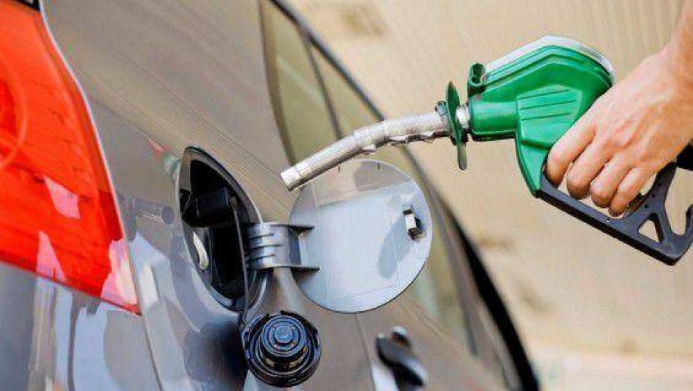 Mientras le cargaban nafta se rob� dinero, un tel�fono y combustible