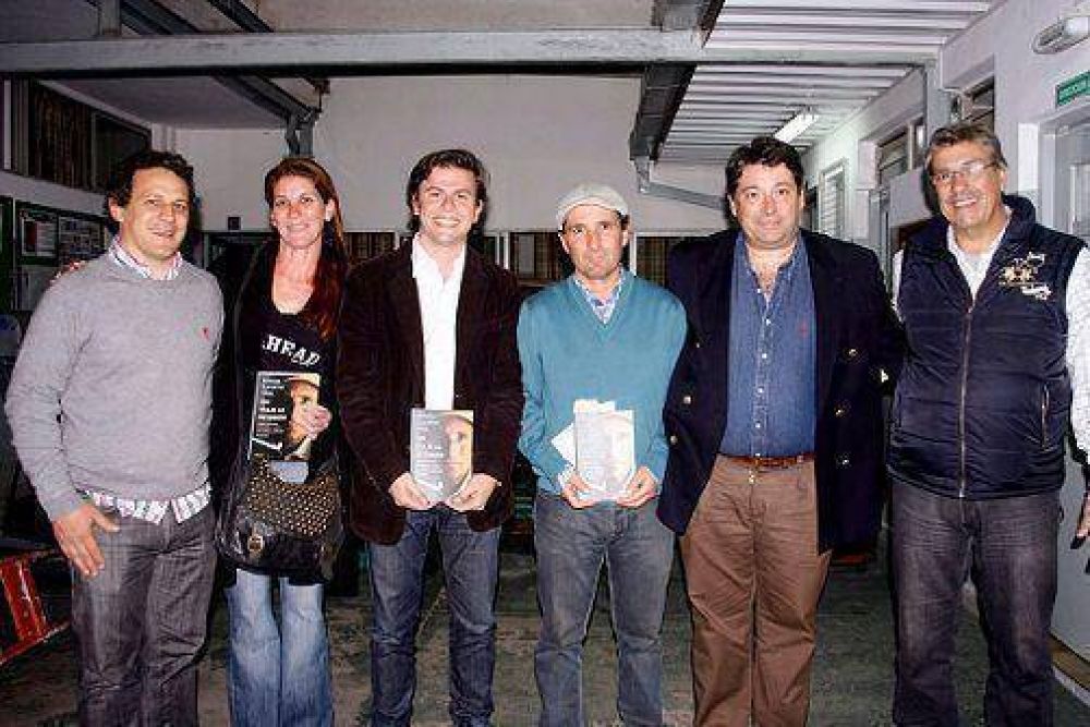 Gabriel Mercuri junto a Sergio Vigil en la presentaci�n de su libro