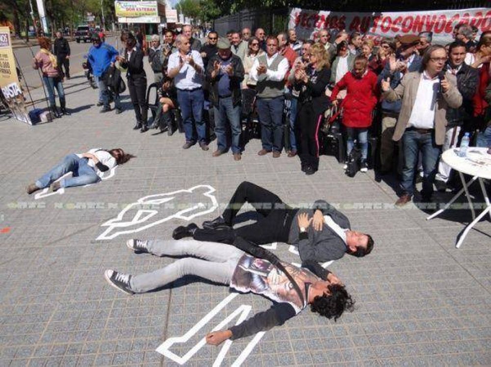 Los vecinos autoconvocados llevaron el reclamo de seguridad frente a Casa de Gobierno