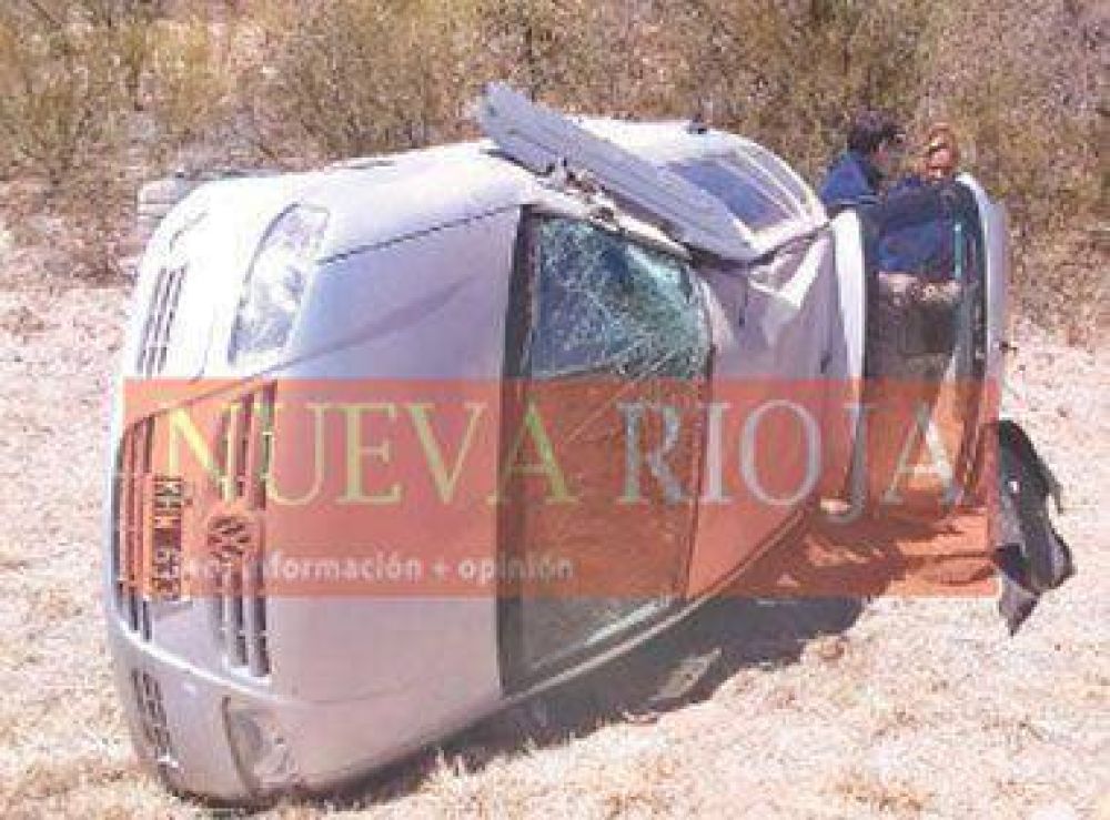 Un conductor salv� su vida de milagro en un terrible vuelco