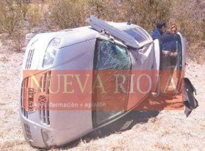 Un conductor salv� su vida de milagro en un terrible vuelco