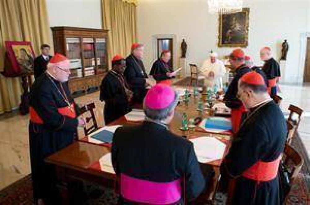 Fuerte cr�tica de Francisco a la curia: "Su defecto es ser Vaticano-c�ntrica"